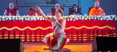 ঢাকার রামকৃষ্ণ মিশন বিদ্যালয়ের ১২৫ বছর উদযাপন উপলক্ষে &lsquo;ওড়িশি&rsquo; নৃত্য পরিবেশন করেন জগৎজ্যোতি ব্যানার্জী। ছবি: ইত্তেফাক