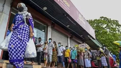 অভূতপূর্ব আর্থিক সংকটের মুখে পড়ে শ্রীলঙ্কার মানুষের চাকরি গেছে, ব্যবসা লাটে উঠেছে।