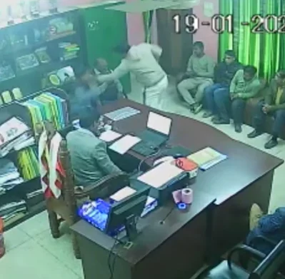 শিক্ষককে পেটানোর দৃশ্য সিসিটিভি ফুটেজ থেকে নেওয়া। ছবি: ইত্তেফাক
