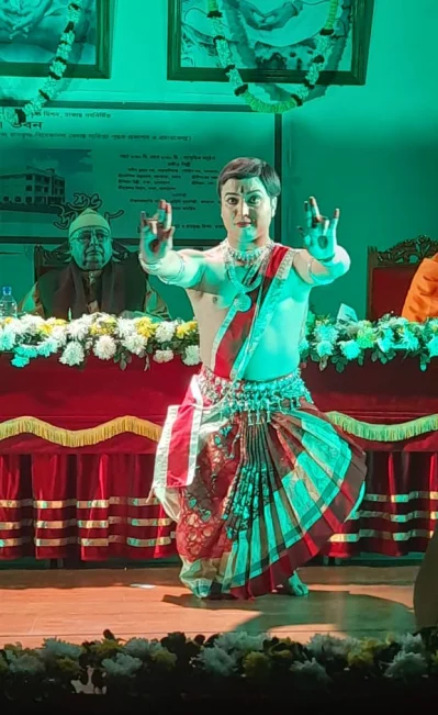 ঢাকার রামকৃষ্ণ মিশন বিদ্যালয়ের ১২৫ বছর উদযাপন উপলক্ষে &lsquo;ওড়িশি&rsquo; নৃত্য পরিবেশন করেন জগৎজ্যোতি ব্যানার্জী। ছবি: ইত্তেফাক