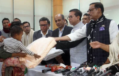 বঙ্গবন্ধু অ্যাভিনিউয়ে দলীয় প্রধান কার্যালয়ে শীতবস্ত্র বিতরণ করা হয়। ছবি: ফোকাস বাংলা
