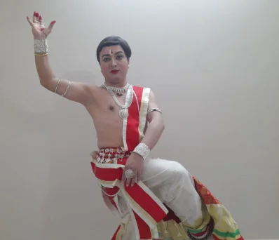 ঢাকার রামকৃষ্ণ মিশন বিদ্যালয়ের ১২৫ বছর উদযাপন উপলক্ষে &lsquo;ওড়িশি&rsquo; নৃত্য পরিবেশন করেন জগৎজ্যোতি ব্যানার্জী। ছবি: ইত্তেফাক