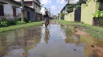 বাগেরহাট বিসিক শিল্প নগরীর সড়কে হাঁটুপানি । ছবি: ইত্তেফাক