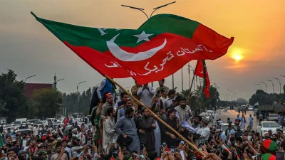 রাজনৈতিক অস্থিতিশীলতার কারণে সরকার অর্থনৈতিকভাবে কোনো সিদ্ধান্ত নিতে পারছে না এবং কিছু পর্যবেক্ষক দাবি করেছেন, তেহরিক-ই-ইনসাফের প্রচারণা এই অস্থিতিশীলতাকে আরও বাড়িয়ে দিয়েছে।