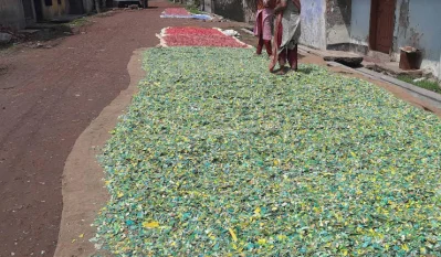 বাগেরহাট বিসিক শিল্প নগরীর ভাঙা সড়কে শুকানো হচ্ছে পণ্য। ছবি: ইত্তেফাক