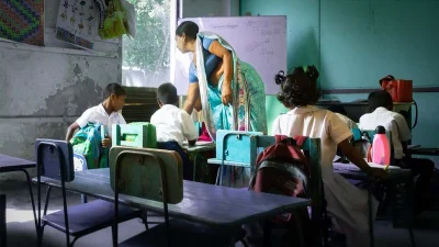 তাই স্কুলে আসা বন্ধ করে দিচ্ছে শ্রীলঙ্কার বাচ্চারা।