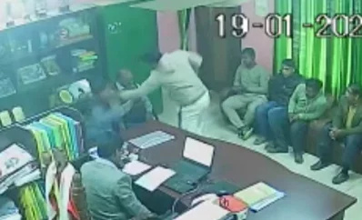 শিক্ষককে পেটানোর দৃশ্য সিসিটিভি ফুটেজ থেকে নেওয়া। ছবি: ইত্তেফাক