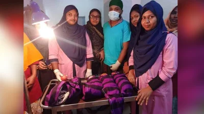 হাসপাতালের নার্সদের পরিচর্যায় শিশুরা। ছবি: ইত্তেফাক