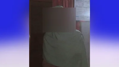 অনশনরত নারী। ছবি: ইত্তেফাক