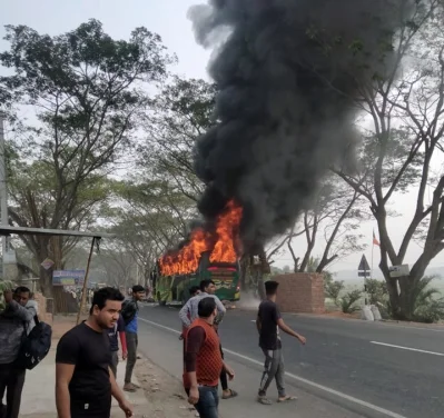 আগুন দিয়ে বাস জ্বালিয়ে দিয়েছেন উত্তেজিত জনতা। ছবি: ইত্তেফাক