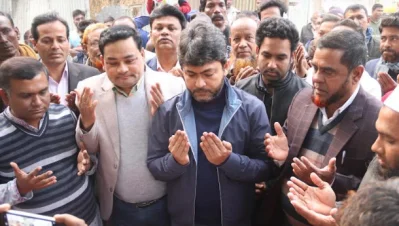 উদ্বোধনের পর মোনাজাত করছেন নিক্সন চৌধুরী। ছবি: ইত্তেফাক