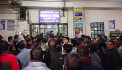 পরিচালকের কার্যালয়ের সামনে কর্মচারীদের অবস্থান। ছবি: ইত্তেফাক