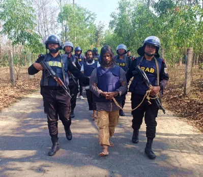 রোহিঙ্গা ক্যাম্পে জঙ্গি আস্তানা গড়তে আত্মগোপনে থাকা জঙ্গি আটক। ছবি: ইত্তেফাক
