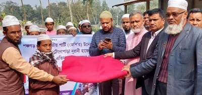 জাতীয় পার্টি-জেপি&rsquo;র উদ্যোগে শীতার্ত মানুষ ও এতিম শিশুদের মাঝে কম্বল বিতরণ। ছবি: ইত্তেফাক