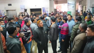 পরিচালকের কার্যালয়ের সামনে কর্মচারীদের অবস্থান। ছবি: ইত্তেফাক