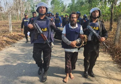 রোহিঙ্গা ক্যাম্পে জঙ্গি আস্তানা গড়তে আত্মগোপনে থাকা দুই জঙ্গি আটক। ছবি: ইত্তেফাক