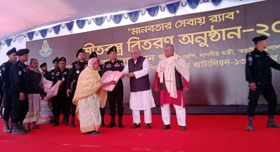 লালমনিরহাট ও নীলফামারীর শীতার্ত মানুষের মাঝে শীতবস্ত্র বিতরণ করেন স্বরাষ্ট্রমন্ত্রী। ছবি: ইত্তেফাক
