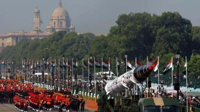 দিল্লির নয়াদিল্লীতে কেন্দ্রীয় কুচকাওয়াজ অনুষ্ঠিত হয়।