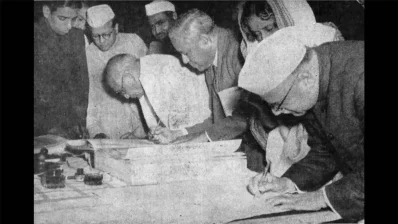 ১৯৫০ সালের এই দিনে ভারতীয় গণপরিষদ সংবিধান প্রণয়ন করে এবং দেশটি একটি গণতান্ত্রিক রাষ্ট্রে পরিণত হয়।