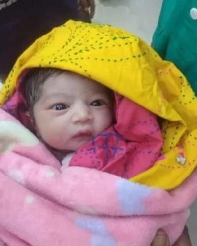 সদ্য প্রয়াত বাবা শাহজাহানের সদ্য জন্মানো মেয়ে। ছবি: ইত্তেফাক
