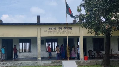 দিনাজপুরে খানসামা উপজেলার রামনগর উচ্চ বিদ্যালয়। ছবি: ইত্তেফাক