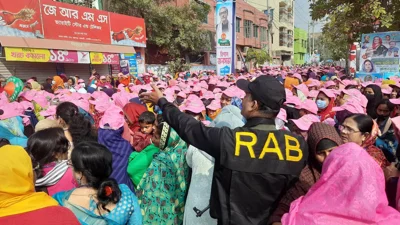 মিছিল নিয়ে দলে দলে জনসভাস্থলে যাচ্ছেন নেতা-কর্মীরা।
