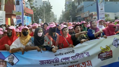 মিছিল নিয়ে সমাবেশে যাচ্ছেন নেতা-কর্মীরা। ছবি: ইত্তেফাক