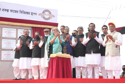 প্রকল্প উদ্বোধন শেষে মোনাজাত করছেন প্রধানমন্ত্রী শেখ হাসিনা। ছবি: সংগৃহীত