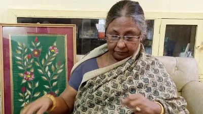 সংসারের দুর্দিনে এই শিল্পকে আঁকড়ে ধরেন উপার্জনের পথ হিসেবে।