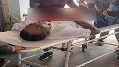 মন্ত্রী গাড়ি থেকে নামার পর তাকে মালা পরিয়ে দেয়ার সময় গুলি ছুড়ে এই পুলিশ কর্মকর্তা।