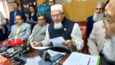 ধর্ম প্রতিমন্ত্রী ফরিদুল হক খান সাংবাদিকদের তথ্য জানাচ্ছেন। সংগৃহীত ছবি