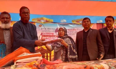 সম্মাননা নিচ্ছেন প্রধান শিক্ষক মজিবর রহমান। ছবি: ইত্তেফাক