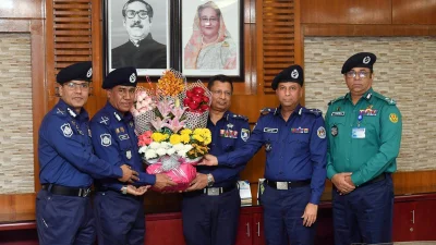 পদোন্নতিপ্রাপ্তদের শুভেচ্ছা জানাচ্ছেন আইজিপি।
