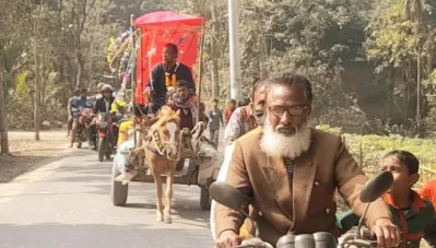 ঘোড়ায় চড়ে বিদায় নিচ্ছেন প্রধান শিক্ষক মজিবর রহমান। ছবি: ইত্তেফাক