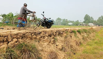 সড়স সংস্কারে সীমাহীন অনিয়মের অভিযোগ। ছবি: ইত্তেফাক