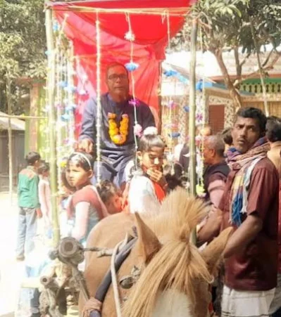 ঘোড়ায় চড়ে বিদায় নিচ্ছেন প্রধান শিক্ষক মজিবর রহমান। ছবি: ইত্তেফাক