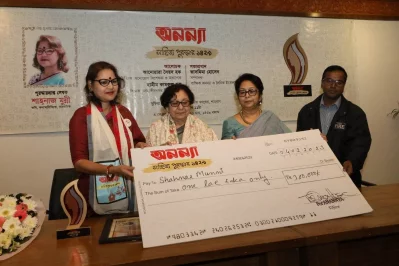 শাহ্&zwnj;নাজ মুন্নীর হাতে পুরস্কার তুলে দিচ্ছেন অধ্যাপক আনোয়ারা সৈয়দ হক, তাসমিমা হোসেন ও হামীম কামরুল হক। ছবি: আব্দুল গনি