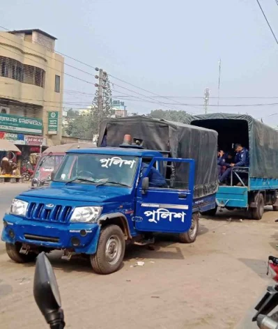 একই স্থানে শিক্ষক সমিতির দু&rsquo;পক্ষের সভা ডাকায় অতিরিক্ত পুলিশ মোতায়েন। ছবি: ইত্তেফাক