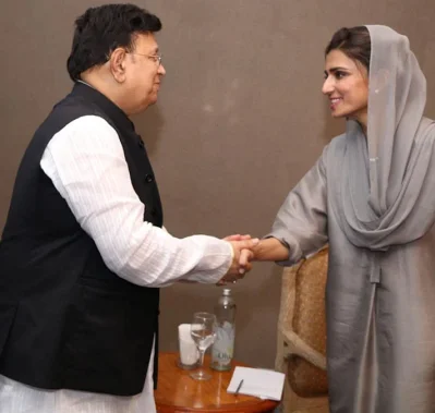 পররাষ্ট্রমন্ত্রী এ কে আব্দুল মোমেন ও হিনা রাব্বানি খার। ছবি: টুইটার থেকে নেওয়া