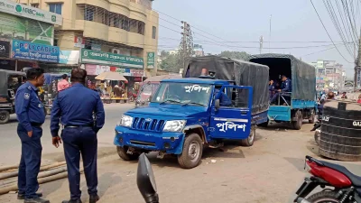 একই স্থানে শিক্ষক সমিতির দু&rsquo;পক্ষের সভা ডাকায় অতিরিক্ত পুলিশ মোতায়েন। ছবি: ইত্তেফাক
