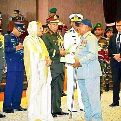 প্রধানমন্ত্রী শেখ হাসিনার সঙ্গে জহুরুল হক মুন্সী বীর প্রতীক। সংগৃহীত ছবি