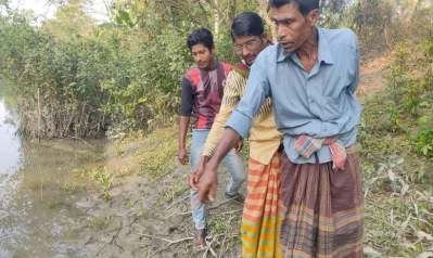 এলাকার লোকজন দেখিয়ে দিচ্ছে ছোট খাল পার হয়ে আসা বাঘের ছাপ। ছবি: ইত্তেফাক