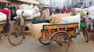 সরকারি জায়গা অবৈধ দখলের ফলে স্থান সংকটে হাট বসেছে সড়কের মাঝে। ছবি: ইত্তেফাক