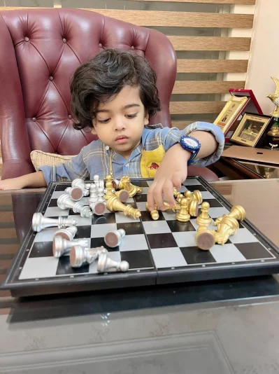 বাবা শাকিব খানের অফিসে ছেলে বীর