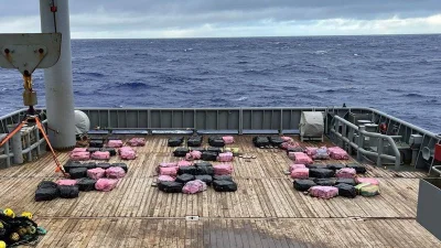 নিউজিল্যান্ড কর্তৃপক্ষ সমুদ্রে ভাসমান ৩.২ টন বা ৩২০০ কেজি কোকেন উদ্ধার করেছে।