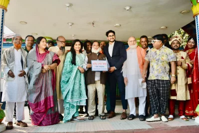 পূর্বাচলে মহরত অনুষ্ঠানে সিনেমার কলাকুশরীরা। ছবি: সংগৃহীত