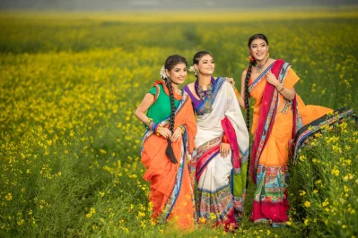 ছবি ও পোশাক: বিশ্বরঙ