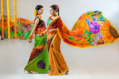 ছবি ও পোশাক: বিশ্বরঙ