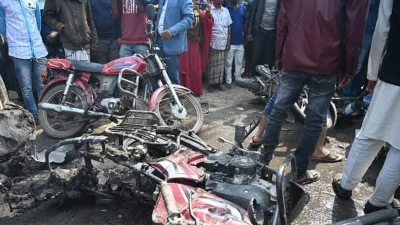 হামলায় ১২টি মোটরসাইকেলে অগ্নিসংযোগ করা হয়। ছবি: ইত্তেফাক