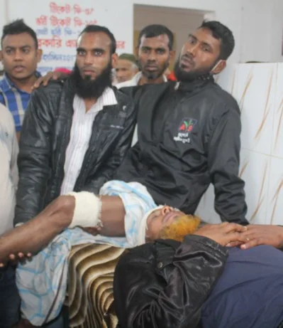 হামলায় আহত বিএনপির নেতাকার্মীদের হাসপাতালে নেওয়া হয়। ছবি: ইত্তেফাক